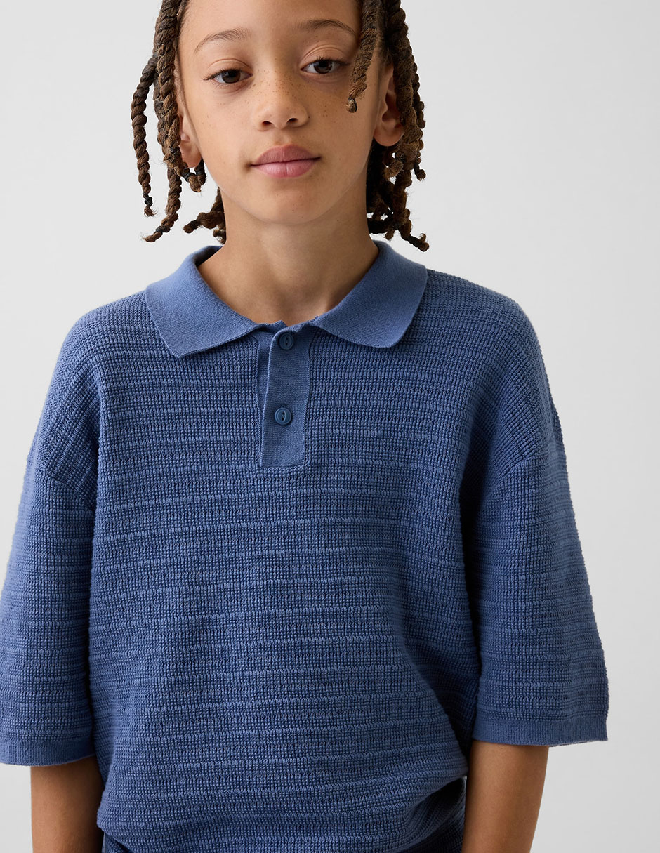 Playera tipo polo para niño